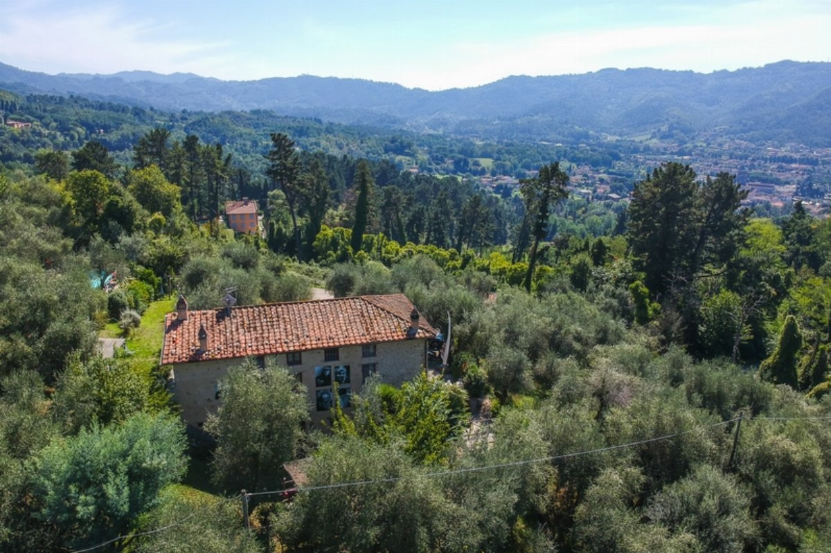 Luxury Farmhouse in Tuscany – Sea View, Pool & Artful Design Near Camaiore