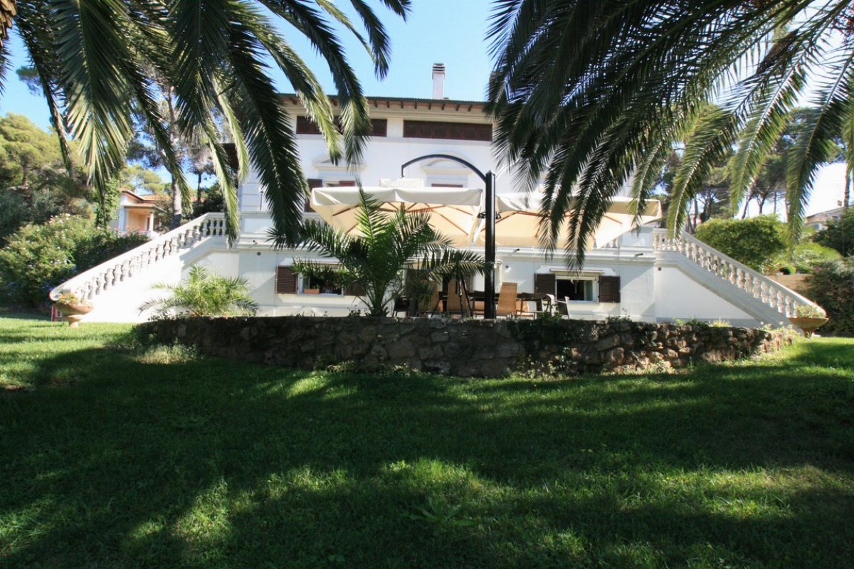 Villa a Quercianella – Vista Mare, Piscina & Fascino Mediterraneo Vicino a Livorno
