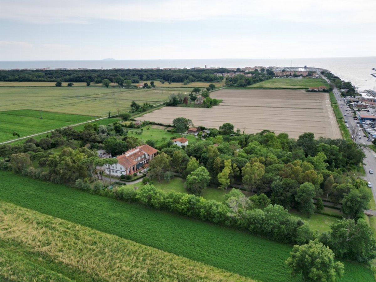 Tenuta Fronte Mare in Toscana con Posto Barca Privato & Parco – Da Ristrutturare