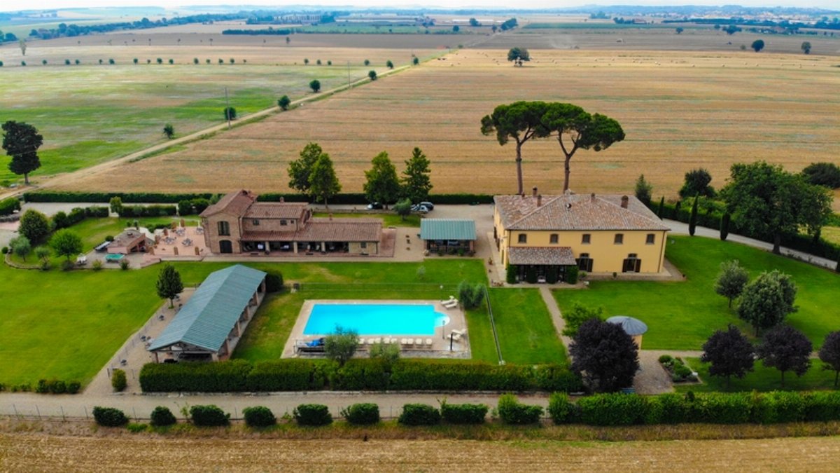 Villa Storica con Appartamenti Vacanza e Piscina nella Val di Chiana