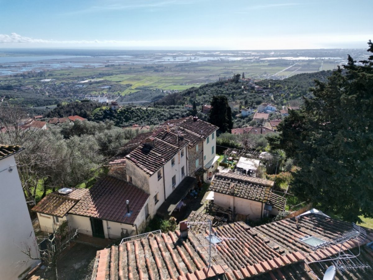 Affascinante Casa in Pietra con Cottage e Vista Mare vicino a Massarosa