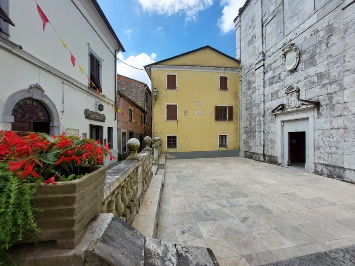 Appartamento in Vendita a Fosdinovo – Fascino Storico Vicino al Castello