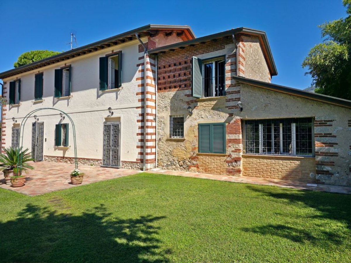 Casolare nella pianura di Pietrasanta con giardino