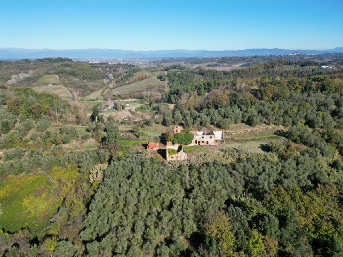 Ex villa and rural buildings for restoration in San Miniato