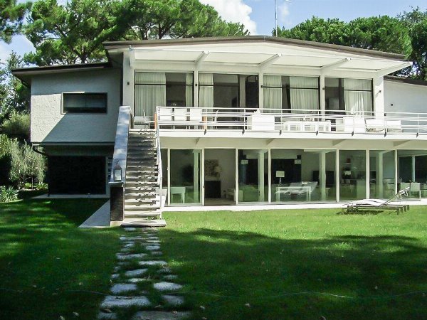 Villa di Lusso Vicino Forte dei Marmi – Design Moderno & Piscina Privata