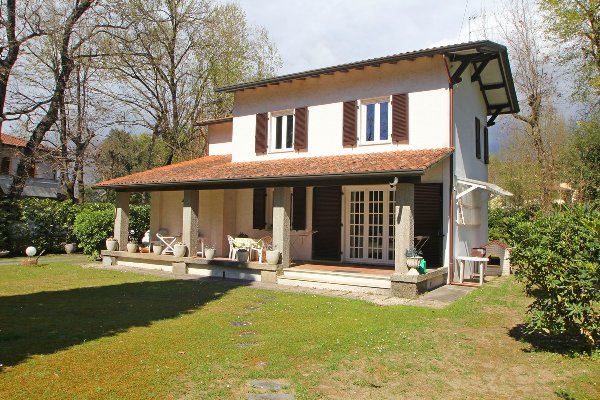 Classica Villa Estiva Vicino a Forte dei Marmi – 1000m dal Mare