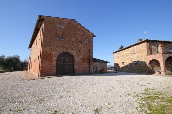 Prestigious Wine Estate with Olive Grove & Agritourism – Tuscany