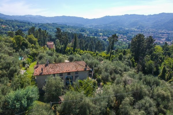 Casale di Lusso in Toscana – Vista Mare, Piscina & Design Artistico Vicino a Camaiore