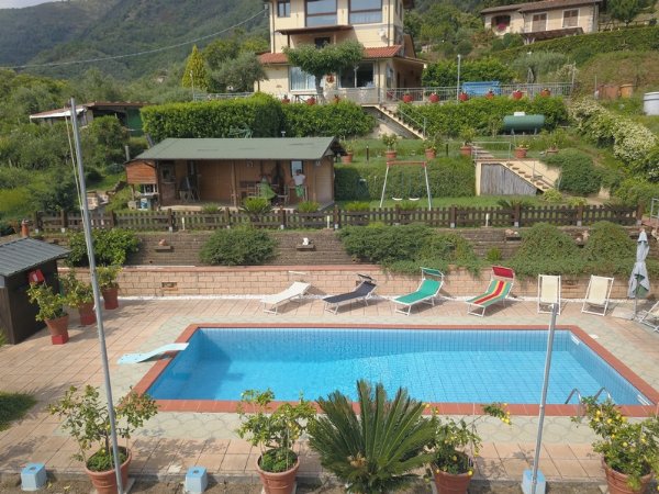 Rifugio Toscano con Piscina e Vista Mare – Vicino a Camaiore
