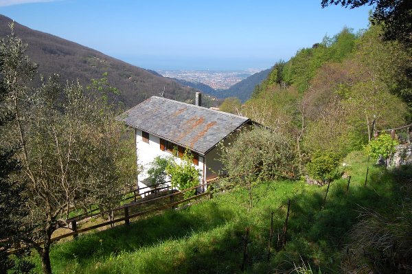 Casa Isolata con Vista Mare e Montagna – Vicino a Massa (Toscana)