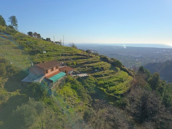 House in isolated position with sea view