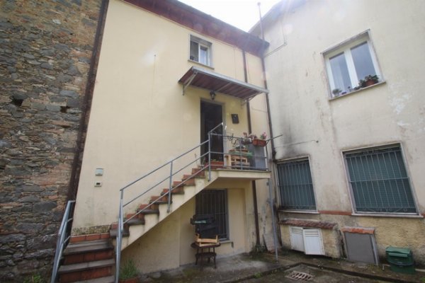 Rustico Ristrutturato a Montemagno di Camaiore – Incantevole Casa in Collina