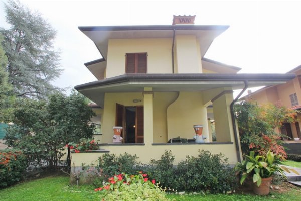 Elegante Villa con Piscina nel Centro di Camaiore – 3 Camere, Parcheggio