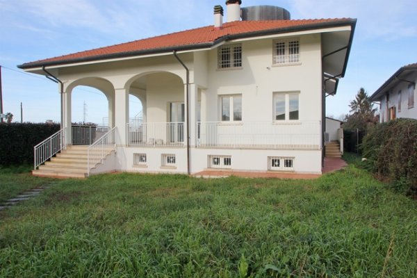 Opportunità di Investimento: Casa Moderna a Massa Montignoso, 3km dal Mare