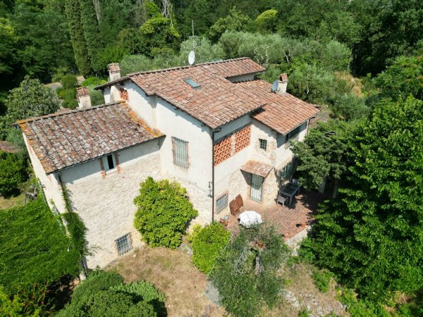 Villa Rustica Seclusa Vicino Camaiore – Tenuta Unica con Terrazze e Annessi