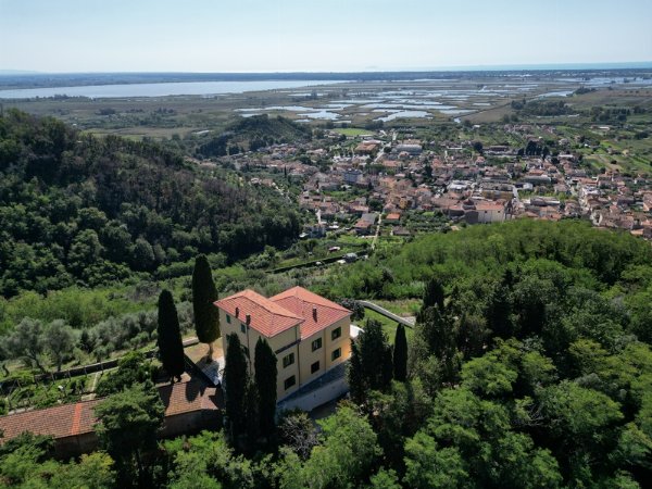 Villa Massarosa – Storica Villa del 1860 Vicino Viareggio con Vista Panoramica