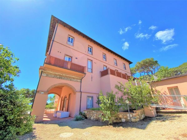 Proprietà Unica sul Mare all'Isola d'Elba con Terreno Privato