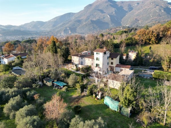 Unica Casa in Pietra su 4 Piani con Ampio Giardino vicino Camaiore