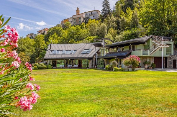 Prostorný dům s olivovým hájem u Imperie, Ligurie