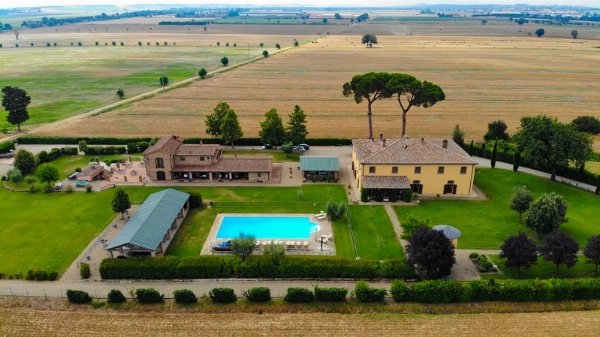 Villa Storica con Appartamenti Vacanza e Piscina nella Val di Chiana