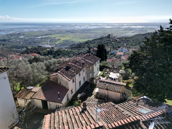 Affascinante Casa in Pietra con Cottage e Vista Mare vicino a Massarosa