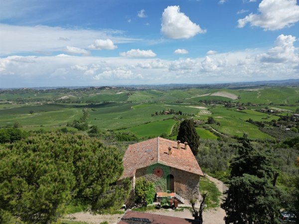 Grande Casale con Vista Panoramica e 6ha di Uliveto – Toscana