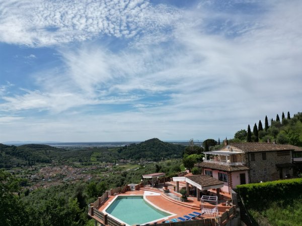 Ampia Villa con Piscina e Vista Mare a Corsanico – Italia