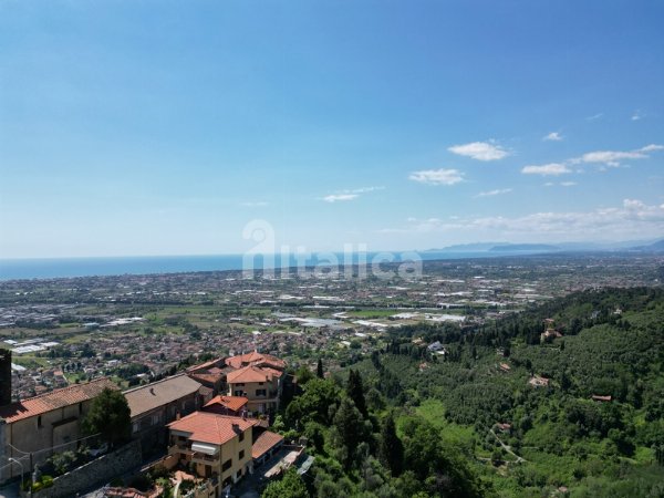 Casa di Borgo con Vista Mare e Uliveto – In Vendita