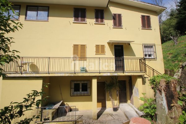 Casa Bifamiliare con Terreno e Ruscello – In Vendita a Camaiore