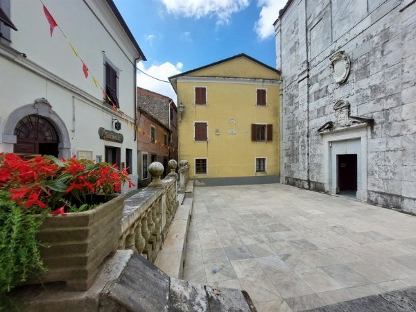 Flat for Sale in Fosdinovo – Historic Charm Near Malaspina Castle