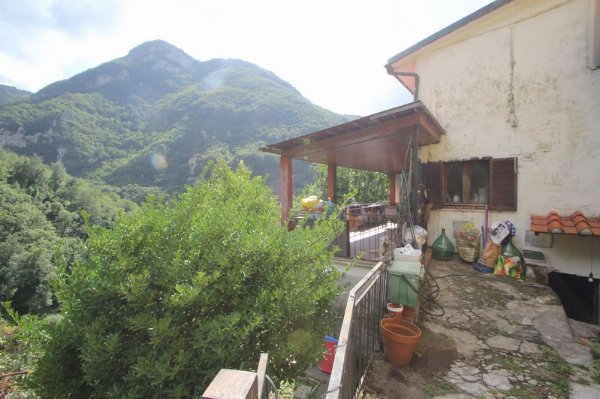 Affascinante Casa di Borgo con Ampia Terrazza e Giardino