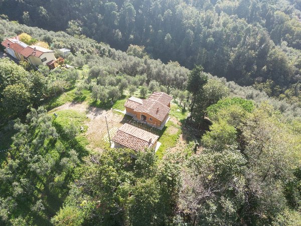 Charming Hilltop Retreat Near Pieve di Camaiore – Stunning Views & Rustic Elegance