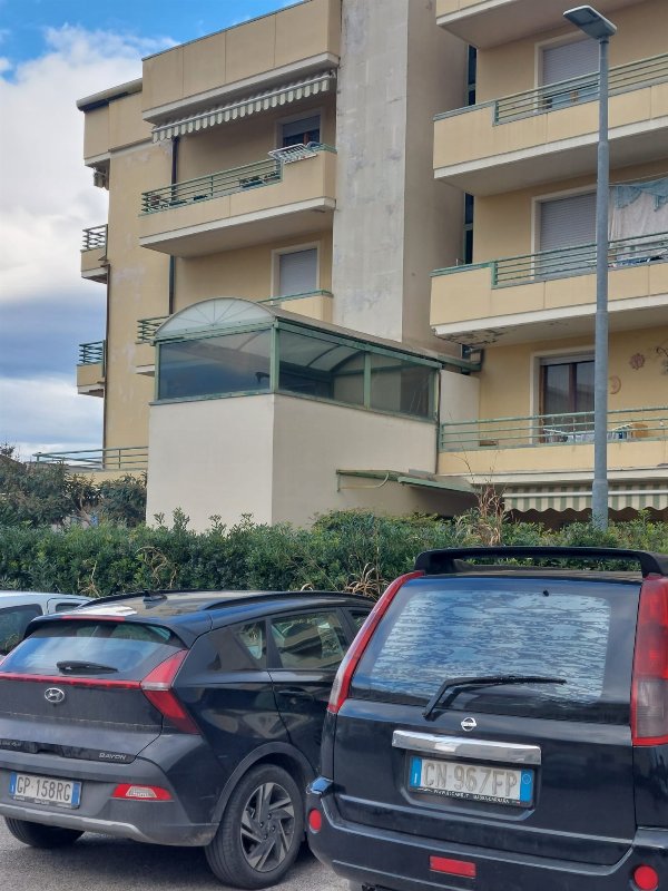Appartamento Ristrutturato con 3 Camere Vicino alla Spiaggia a Montignoso