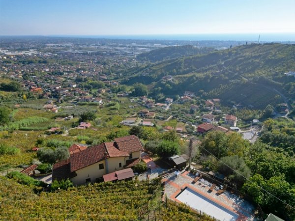 Villa Toscana con Vigneto, Piscina & Vista Mare a Candia