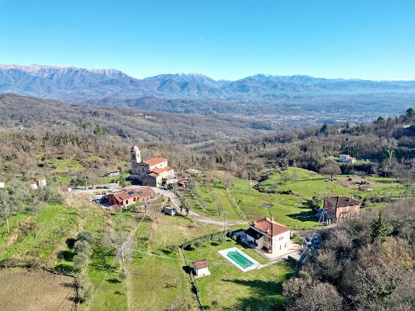 Casale Ristrutturato con Piscina e Vista Montagna vicino a Barbarasco