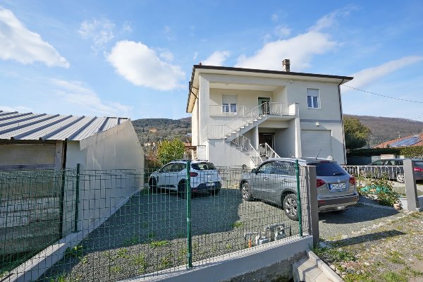 Appartamento in casa con due unita a Ameglia - Sarzana