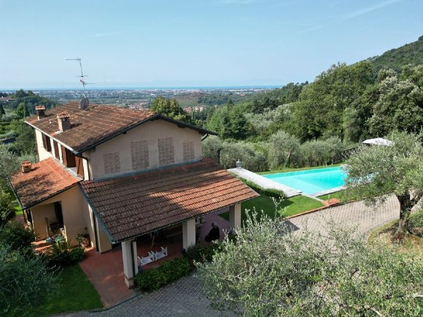 Exklusive Toskanische Villa mit Panoramablick auf das Meer & Olivenhain in Versilia